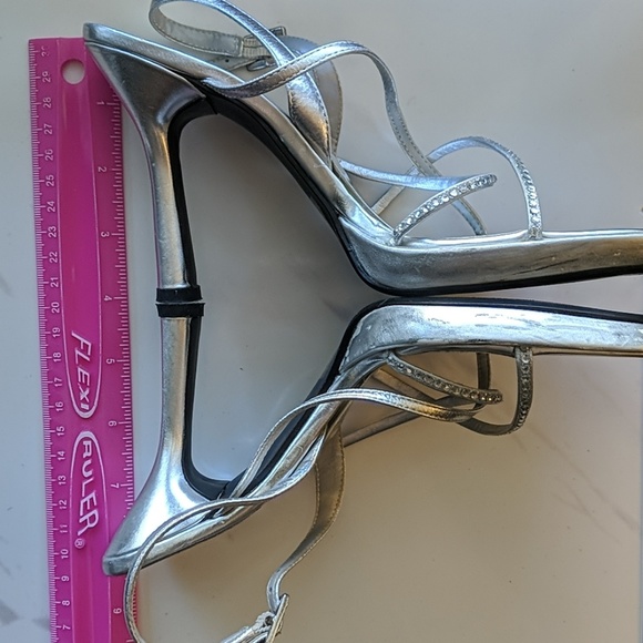 Silver Heels - Picture 4 of 6